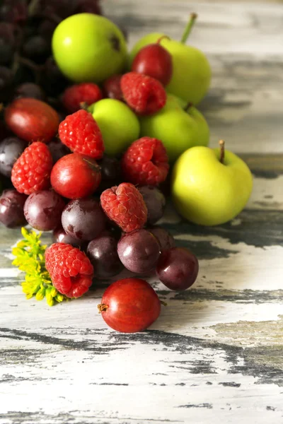 Frutas e bagas na mesa de madeira — Fotografia de Stock