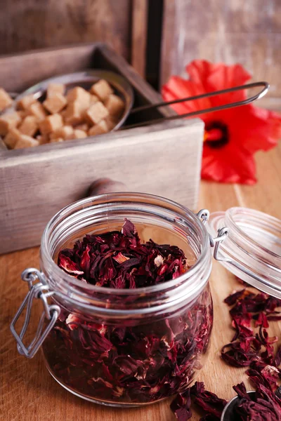 Thé d'hibiscus séché dans un bocal en verre — Photo