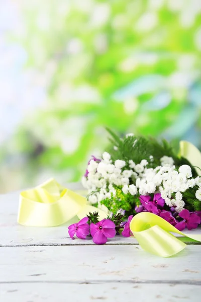 Flor grinalda na mesa branca — Fotografia de Stock