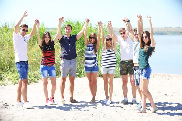 Beautiful young people on beach — Stock Photo, Image