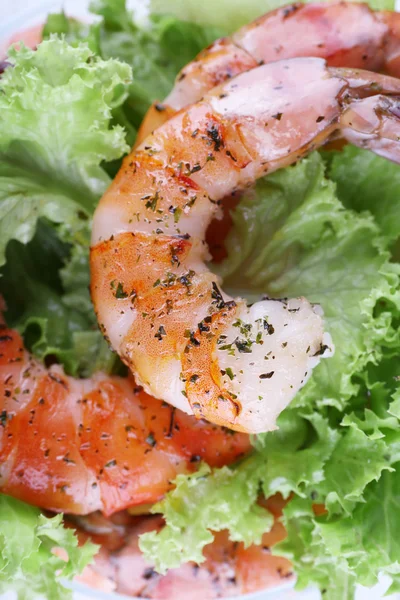 Frisch gekochte Garnelen mit Kräutern und Salat Nahaufnahme — Stockfoto