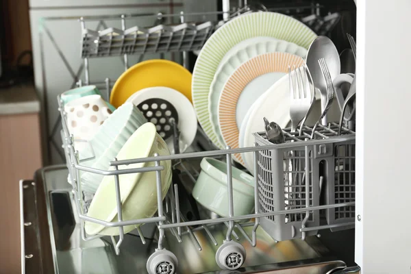 Πλυντήριο πιάτων με καθαρά σκεύη — Φωτογραφία Αρχείου