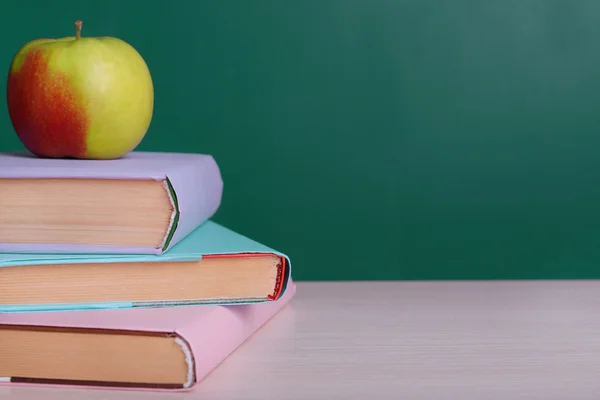 Material escolar en la mesa — Foto de Stock