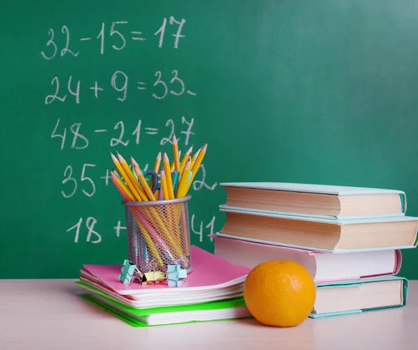 Schulbedarf auf dem Tisch — Stockfoto