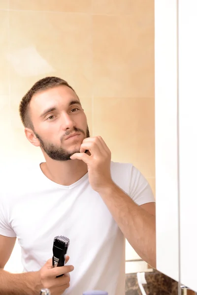 Mladý muž, holení — Stock fotografie