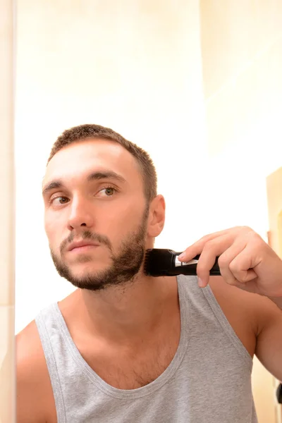 Young man shaving — Stock Photo, Image