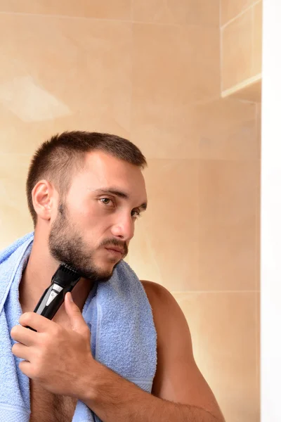 Young man shaving — Stock Photo, Image