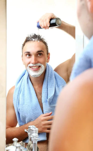 Young man shaving — Stock Photo, Image