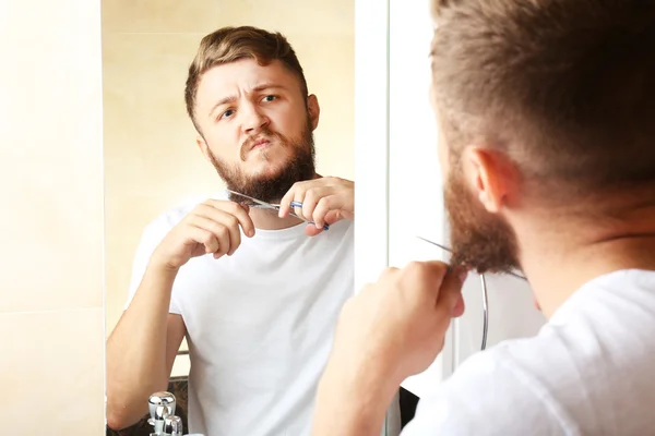 Young man shaving — Stock Photo, Image