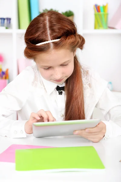 Menina com tablet no local de trabalho — Fotografia de Stock