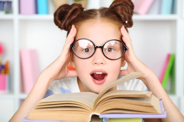 Menina bonito no local de trabalho — Fotografia de Stock