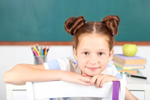 Menina bonito no local de trabalho — Fotografia de Stock