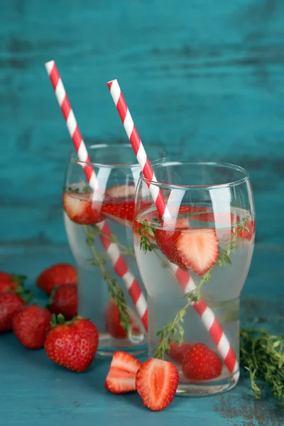 Chutný osvěžující nápoj s jahodami — Stock fotografie