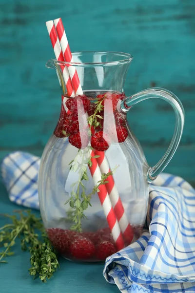 Bebida fresca sabrosa con frambuesas — Foto de Stock