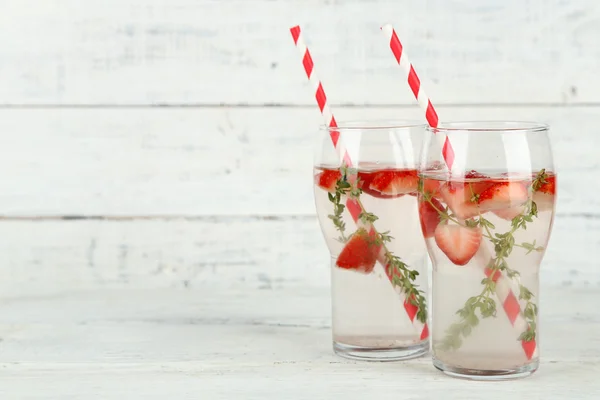 Sabrosa bebida fresca con fresas — Foto de Stock