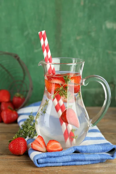 Tasty cool beverage with strawberries — Stock Photo, Image