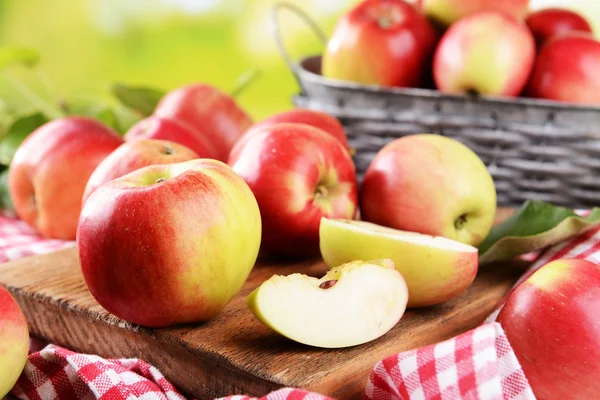 Manzanas dulces en la mesa — Foto de Stock