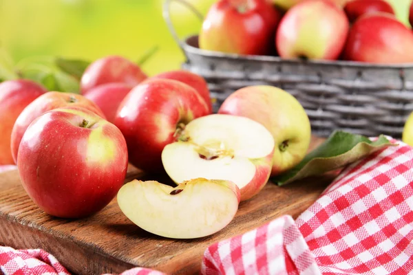 Сладкие яблоки на столе — стоковое фото