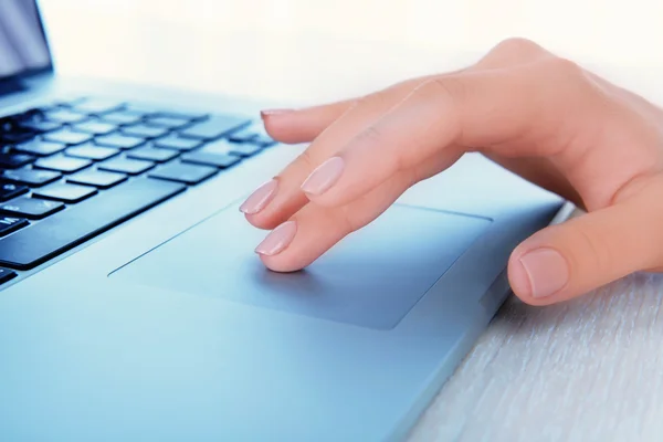 Female hands typing — Stock Photo, Image