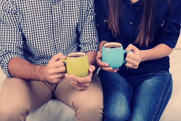 Junges Paar trinkt Tee, Nahaufnahme — Stockfoto