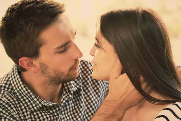 Jovem casal apaixonado — Fotografia de Stock