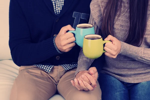 年轻的夫妇，喝着茶，特写 — 图库照片