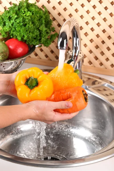 Мытье овощей, крупным планом — стоковое фото