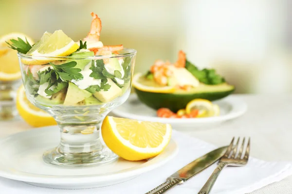 Salades savoureuses aux crevettes — Photo