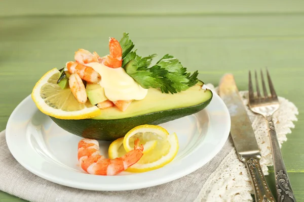 Leckerer Salat mit Garnelen — Stockfoto