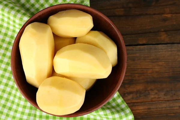 Batatas descascadas cruas na tigela — Fotografia de Stock