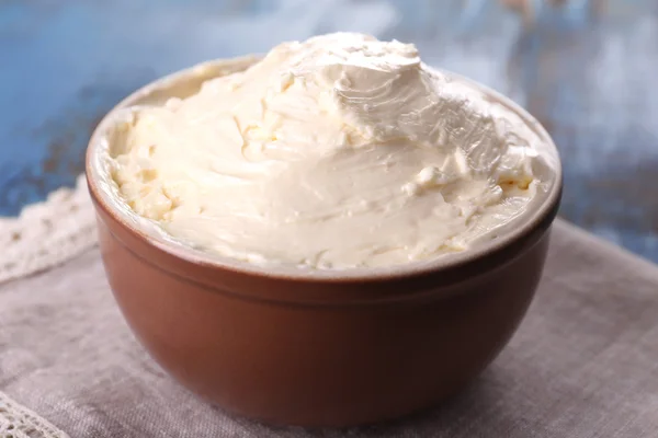 Frische hausgemachte Butter in Schüssel — Stockfoto