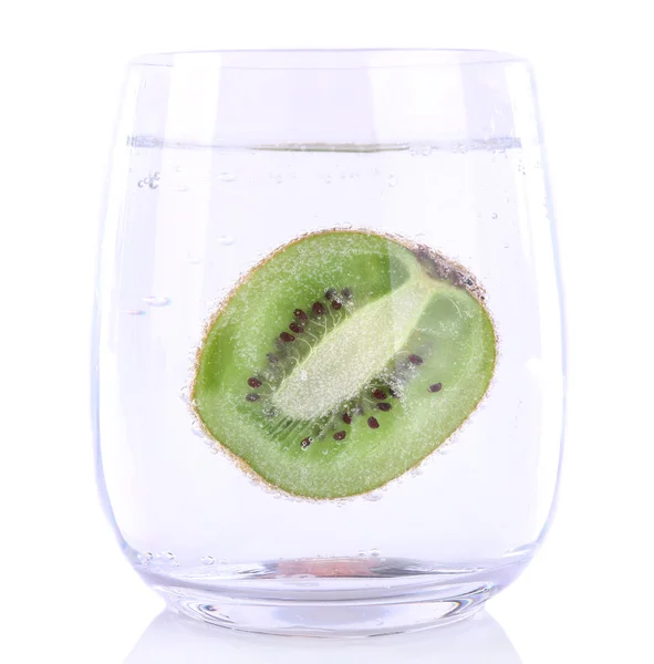 Kiwi in glas water — Stockfoto