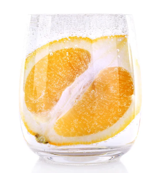Lemon in glass of water — Stock Photo, Image