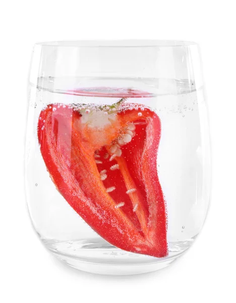 Pimenta vermelha em copo de água isolado em branco — Fotografia de Stock