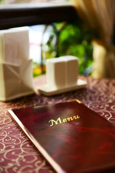 Livro de menu na mesa — Fotografia de Stock