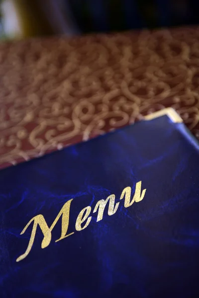 Livro de menu na mesa — Fotografia de Stock