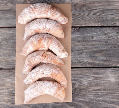 ahşap zemin üzerine pudra şekeri ile lezzetli simitler