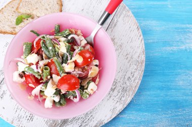 taze kahvaltı sebze salatası masaya servis oluşan