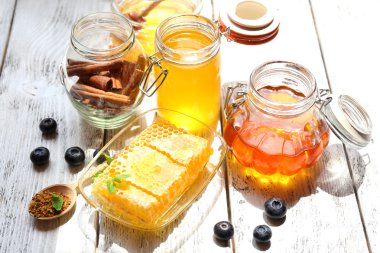 ahşap masa üzerinde taze bal