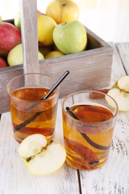 elma suyu ve taze elma