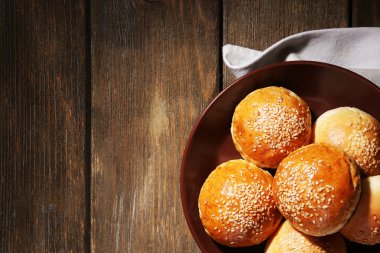 Susam ile lezzetli çörekler