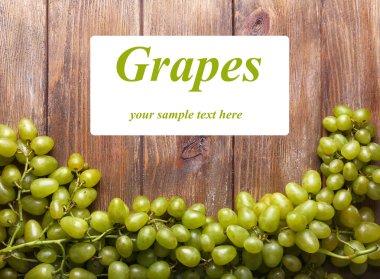 kahverengi ahşap zemin üzerinde olgunlaşmış üzümler demet