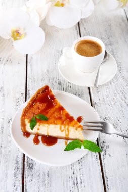 Peynir pasta, orkide ve Kupası