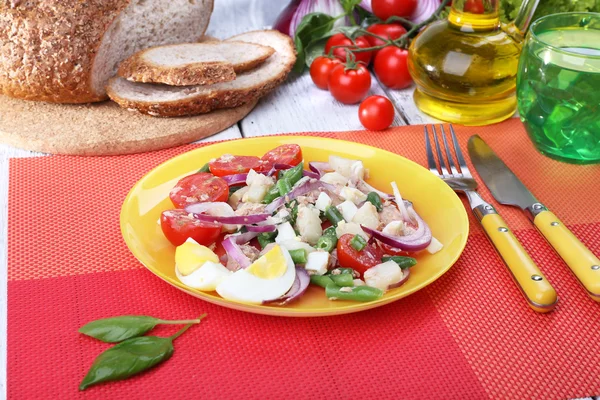 Colazione fresca a base di insalata di verdure servita in tavola — Foto Stock