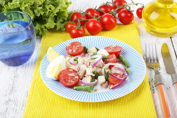 Café da manhã fresco composto por salada de legumes servida na mesa — Fotografia de Stock