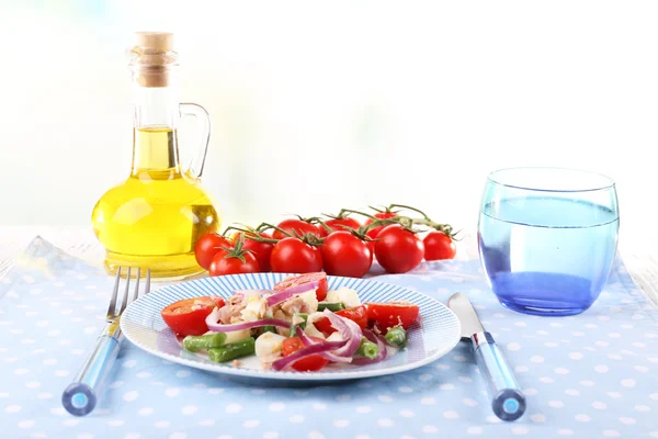 Frisk morgenmad bestående af vegetabilsk salat serveret på bordet - Stock-foto