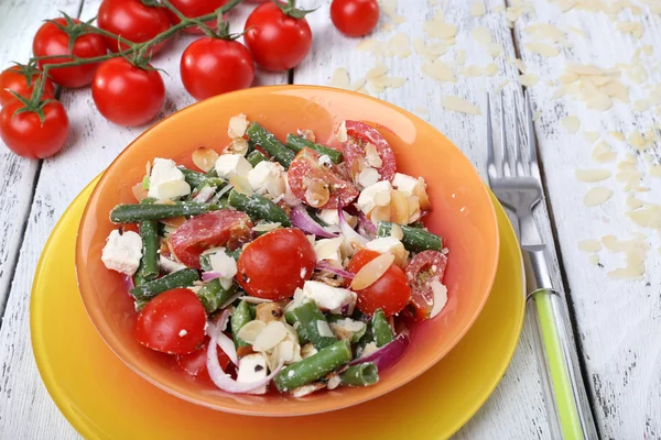 Desayuno fresco con ensalada de verduras servida sobre la mesa —  Fotos de Stock