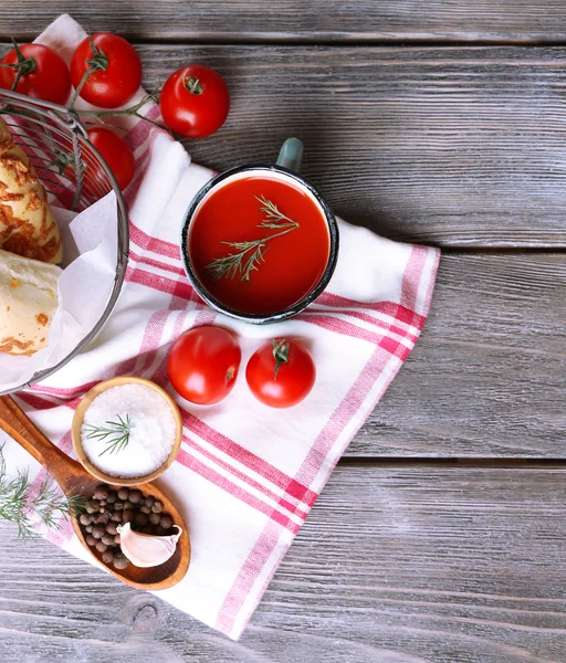 Zelfgemaakte tomatensap in kleur mok, brood stokken, specerijen en verse tomaten op houten achtergrond — Stockfoto