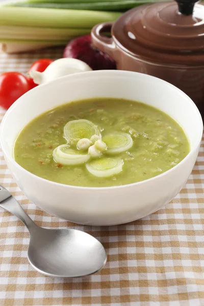 Lauchsuppe auf dem Tisch, Nahaufnahme — Stockfoto