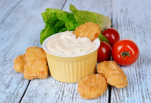 Kipnuggets met saus op tabel close-up — Stockfoto